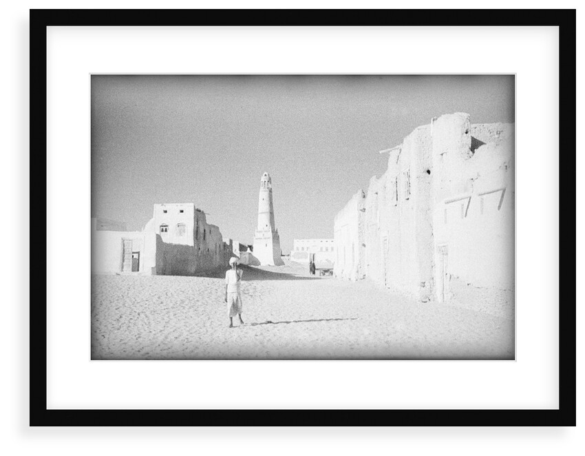 Street and mosque in Shihr, on the Hadhramaut coast by Alan Villiers