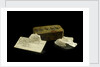 A tobacco tin containing pieces of quartz. by Unknown