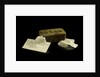 A tobacco tin containing pieces of quartz. by Unknown