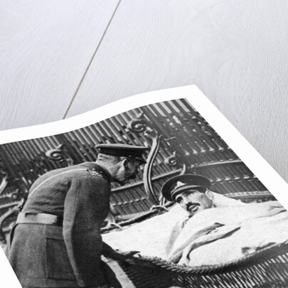 George V with a wounded soldier, 7th Battalion Sherwood Foresters, March 1918 by Anonymous