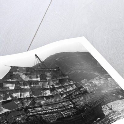 Chinese boat in a harbour by Anonymous