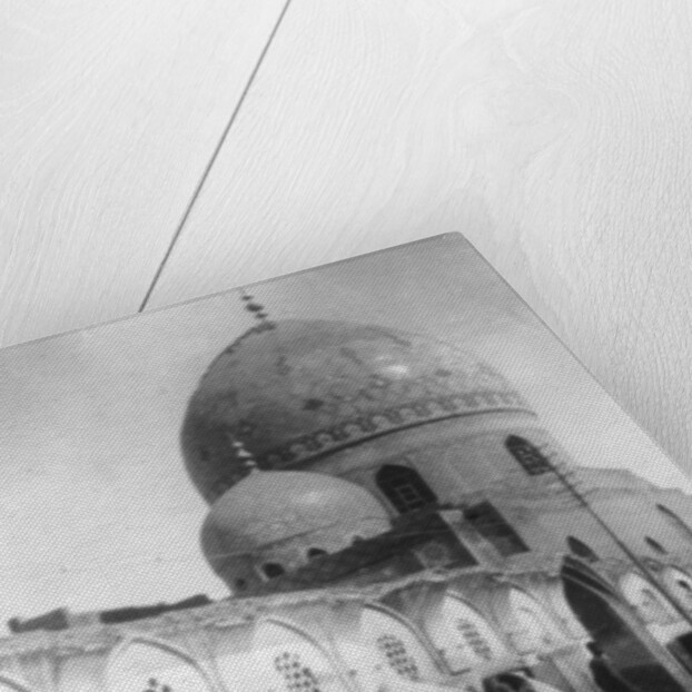 Mosque on New street, Baghdad, Iraq by Anonymous