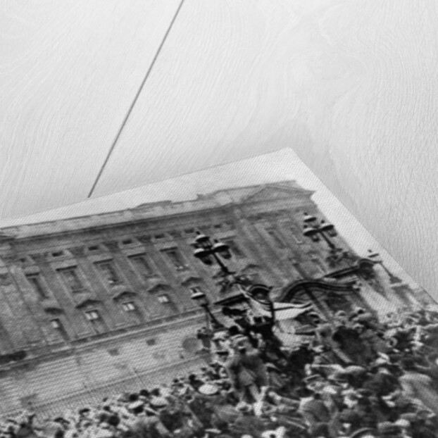 The official notice of the armistice being read, Buckingham Palace by Anonymous