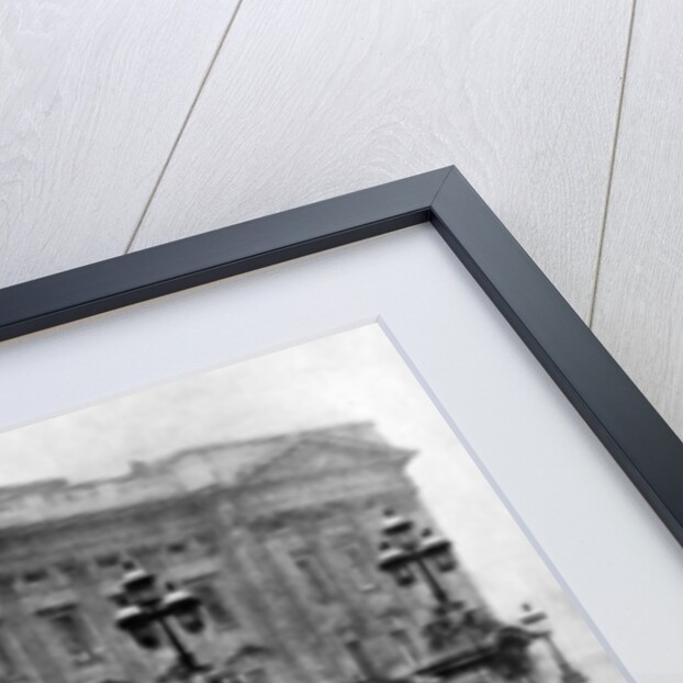 The official notice of the armistice being read, Buckingham Palace by Anonymous