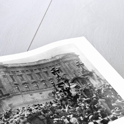 The official notice of the armistice being read, Buckingham Palace by Anonymous