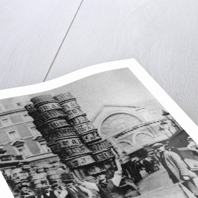 A man carrying many baskets on his head, Covent Garden, London by Anonymous
