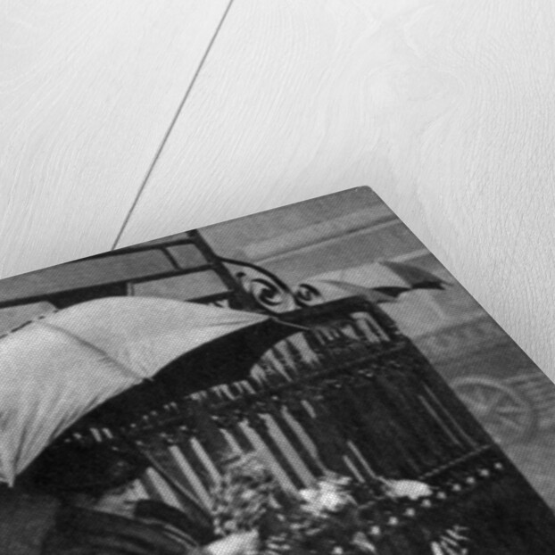 Flower seller, Piccadilly Circus, London by Anonymous