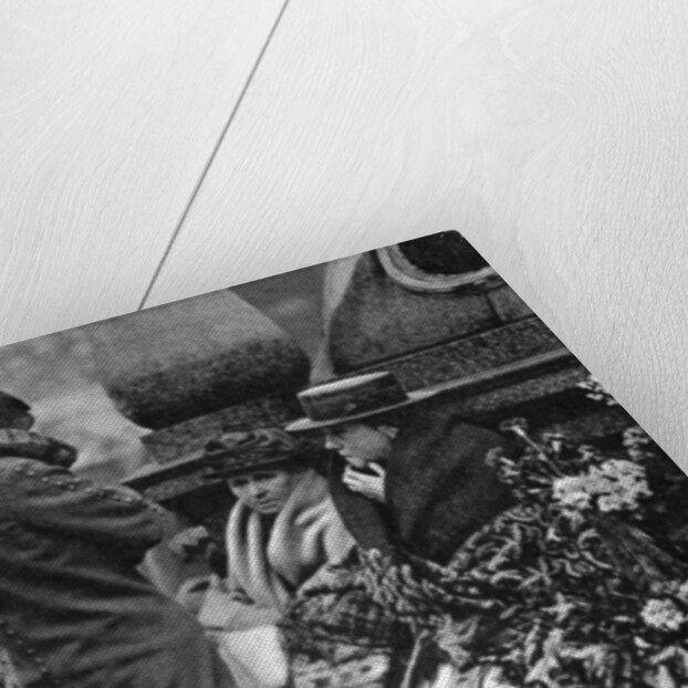 Flower sellers, Piccadilly Circus, London by Anonymous