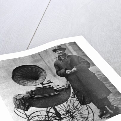 Kerb-side gramophone-player, Holborn, London by Anonymous