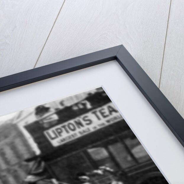 Flower sellers at Piccadilly Circus, London by Anonymous