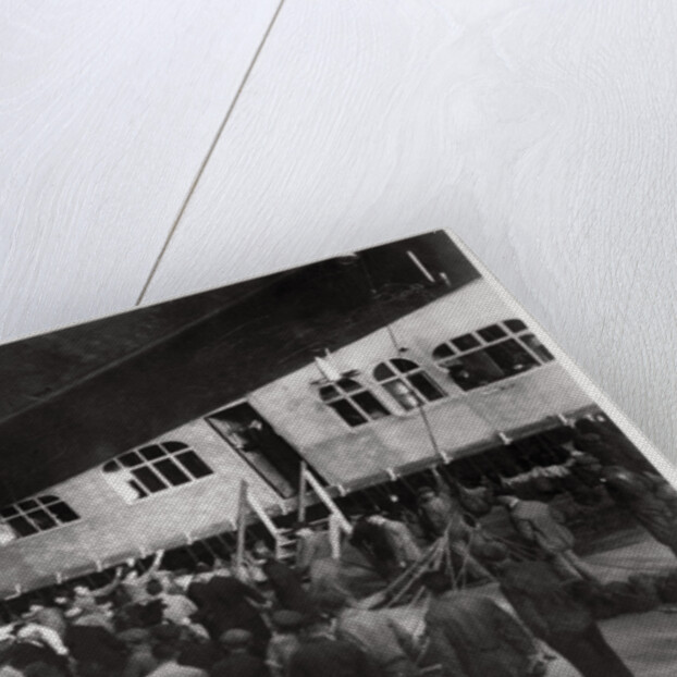 Passengers boarding Zeppelin LZ 127 'Graf Zeppelin' by Anonymous