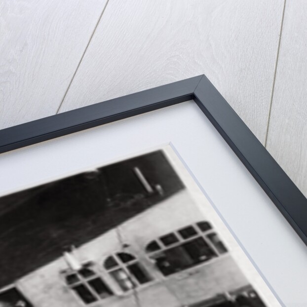Passengers boarding Zeppelin LZ 127 'Graf Zeppelin' by Anonymous