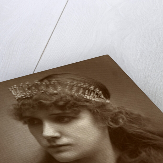 Marion Hood, British soprano opera and musical theatre singer by St James's Photographic Co