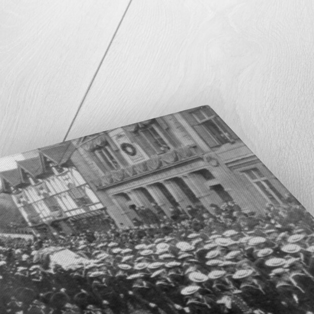 Sailors pulling the gun carriage carrying the coffin of Queen Victoria, Windsor, Berkshire by Anonymous