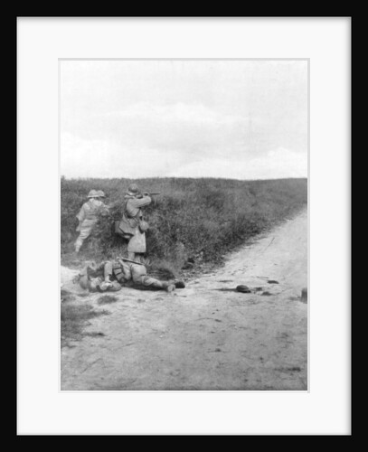 French machine gunners sweeping a road, Courcelles, south-east of Montdidier, France by Anonymous