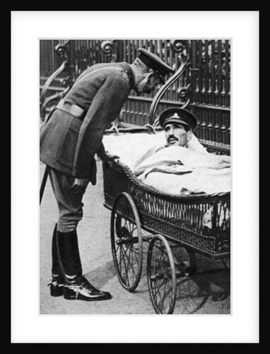 George V with a wounded soldier, 7th Battalion Sherwood Foresters, March 1918 by Anonymous