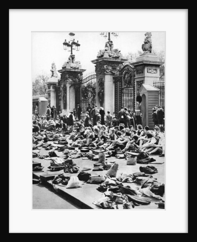 The children's jubilee holiday, Buckinham Palace, London by Anonymous