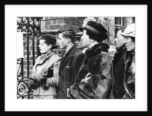 People reading the bulletins of King George V's last illness by Anonymous