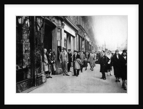 Waiting for seamstresses leaving work, Paris by Ernest Flammarion