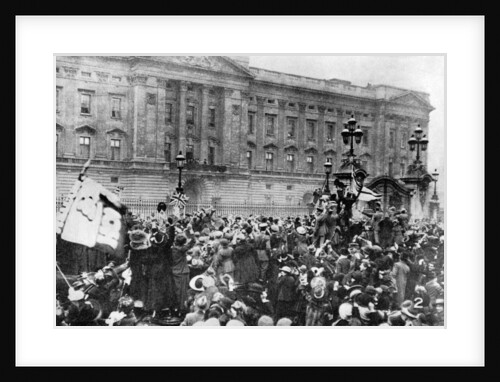 The official notice of the armistice being read, Buckingham Palace by Anonymous
