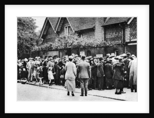 A queue for the zoo on a national holiday, London by Anonymous