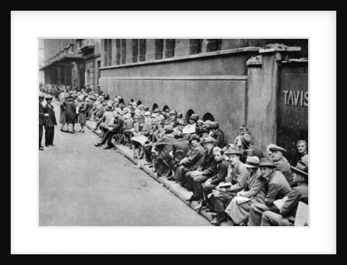 A queue for first night tickets in Covent Garden, London by Anonymous