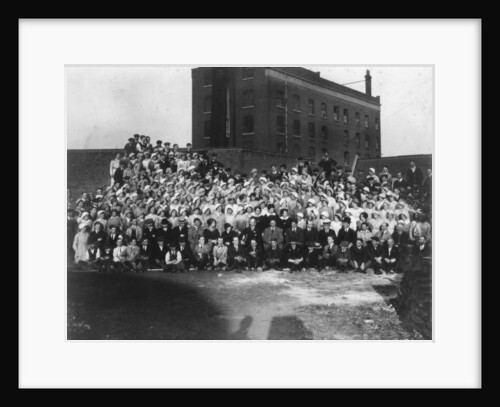 Munitions factory workers, London, World War I by Haua