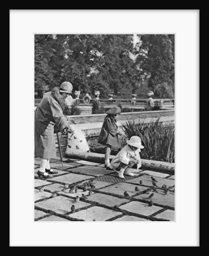 Children feeding the sparrows in Hyde Park, London by Anonymous