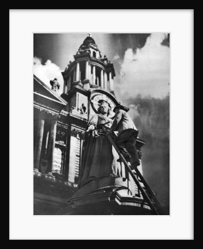 Cleaning the statue of Queen Anne as part of King George V's silver jubilee celebrations by Anonymous