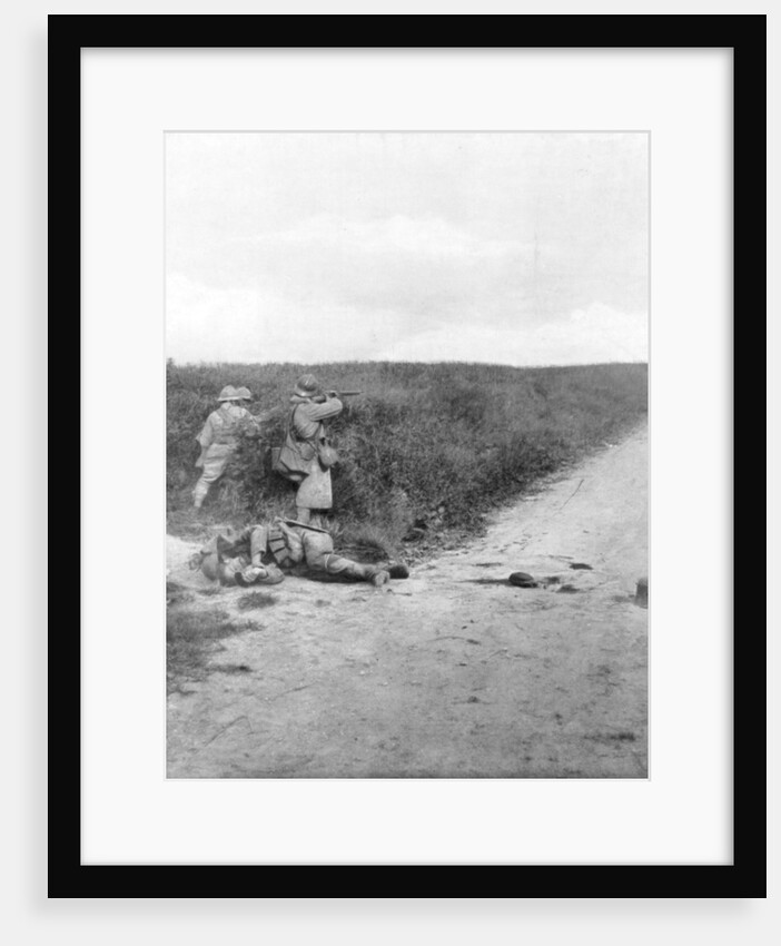 French machine gunners sweeping a road, Courcelles, south-east of Montdidier, France by Anonymous