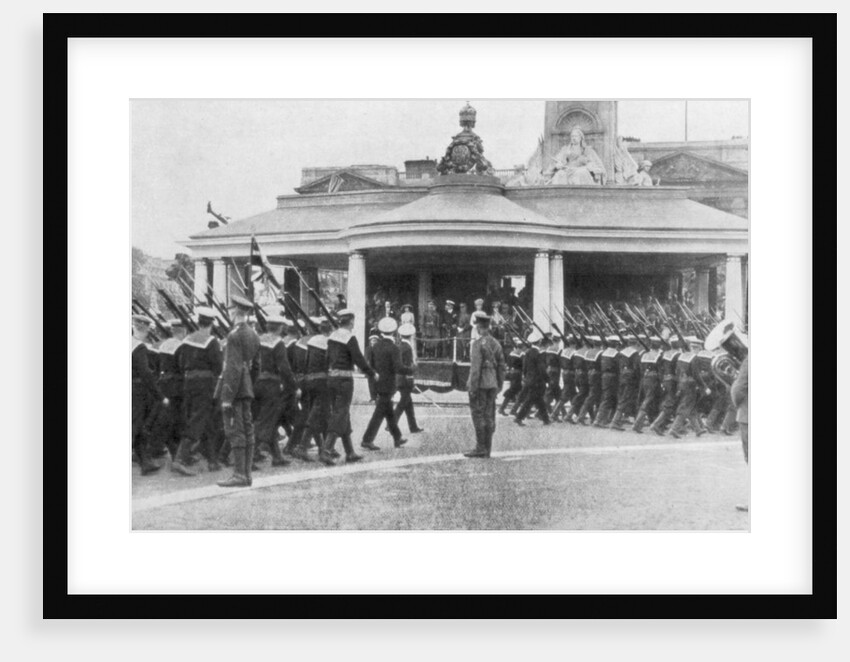 Victory parade passing the Victoria Memorial and Buckingham Palace, London by Anonymous