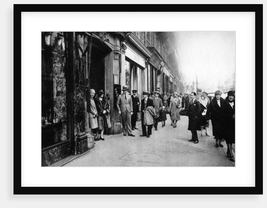 Waiting for seamstresses leaving work, Paris by Ernest Flammarion