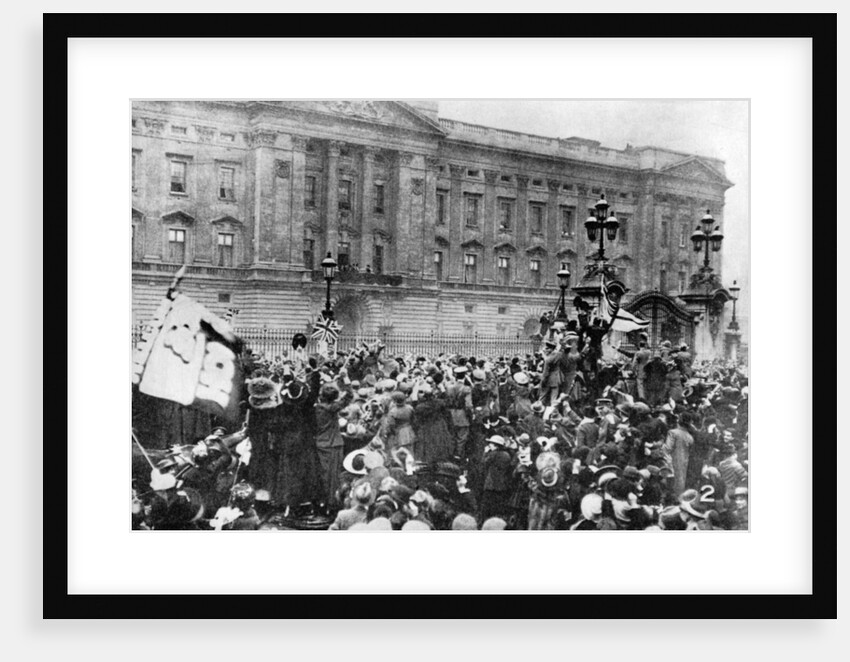 The official notice of the armistice being read, Buckingham Palace by Anonymous