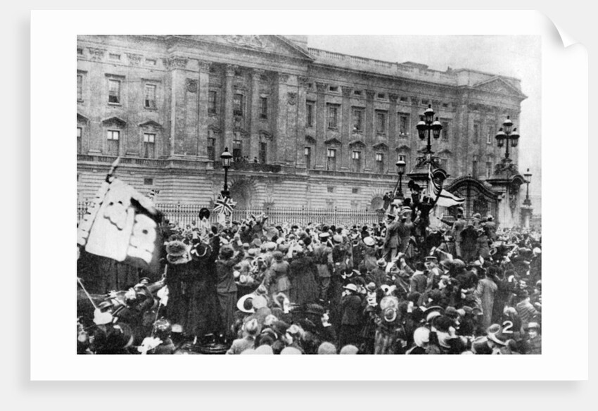 The official notice of the armistice being read, Buckingham Palace by Anonymous