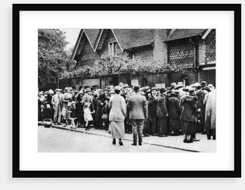 A queue for the zoo on a national holiday, London by Anonymous