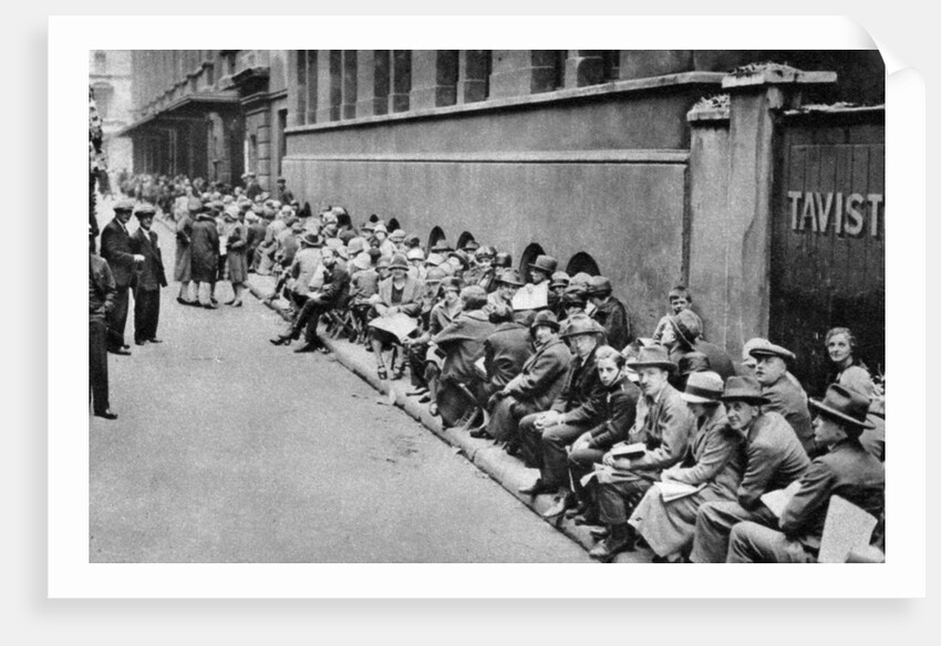 A queue for first night tickets in Covent Garden, London by Anonymous