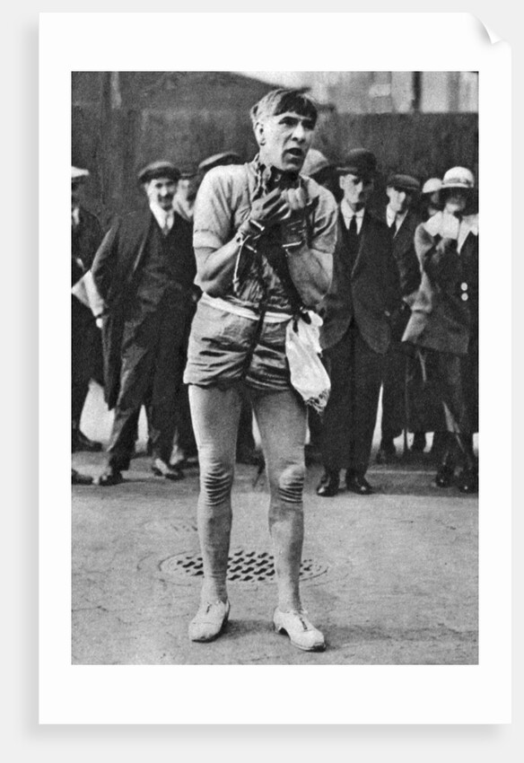 Escapologist entertaining theatre-goers in the 'pit' queue, London by Anonymous