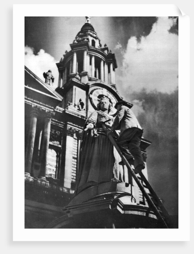 Cleaning the statue of Queen Anne as part of King George V's silver jubilee celebrations by Anonymous