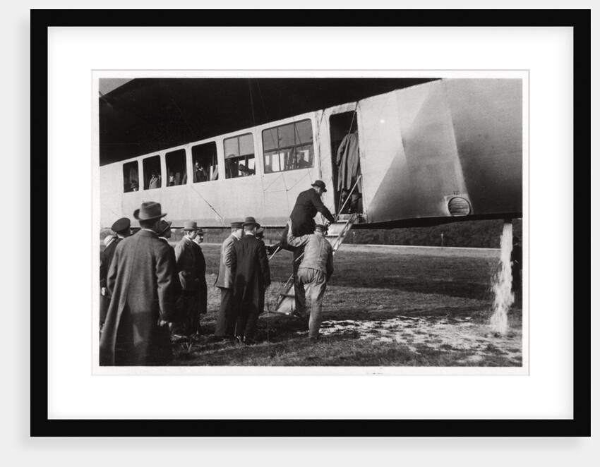 Passengers boarding Zeppelin LZ 11 'Viktoria Luise' by Anonymous