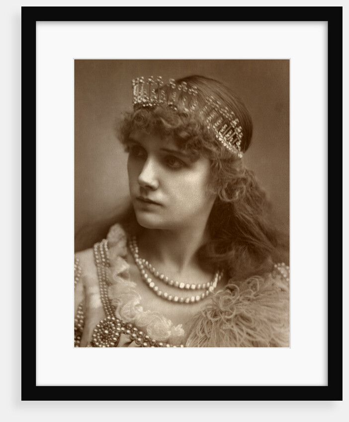 Marion Hood, British soprano opera and musical theatre singer by St James's Photographic Co