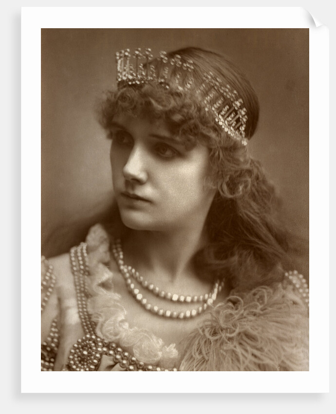 Marion Hood, British soprano opera and musical theatre singer by St James's Photographic Co