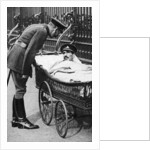 George V with a wounded soldier, 7th Battalion Sherwood Foresters, March 1918 by Anonymous