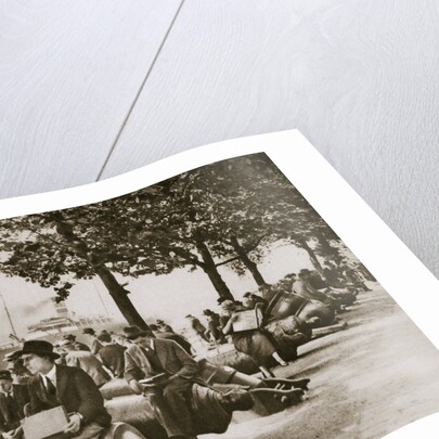 City workers lunching at Tower wharf, seated on old cannons by Anonymous