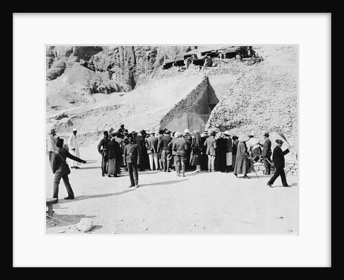 Crowd outside Tutankhamun's tomb by Harry Burton