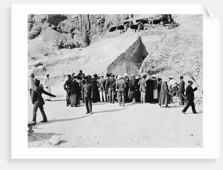Crowd outside Tutankhamun's tomb by Harry Burton