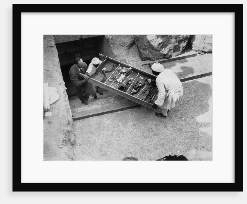 Removing a tray of chariot parts from the Tomb of Tutankhamun by Harry Burton
