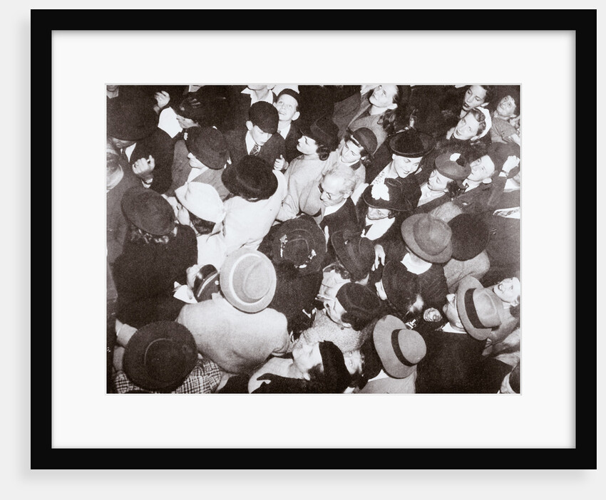 Disembarked passengers from the liner 'Conte di Savoia by Anonymous