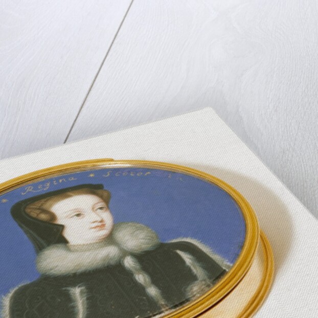 Gold oval snuff box by Unknown