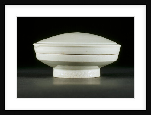 Cosmetic box with lid by Unknown