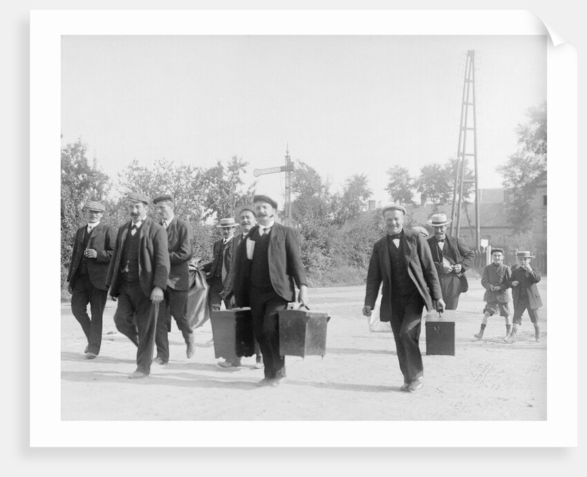 Contestants arriving from railway station by Andrew Pitcairn-Knowles